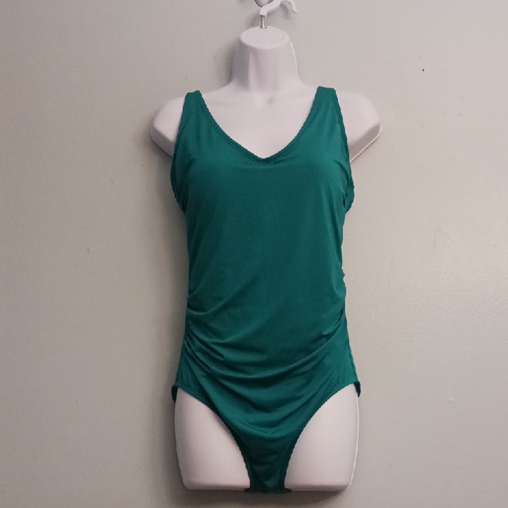 Jantzen size 12 women's one- piece swimsuit in emerald green adjustable straps.